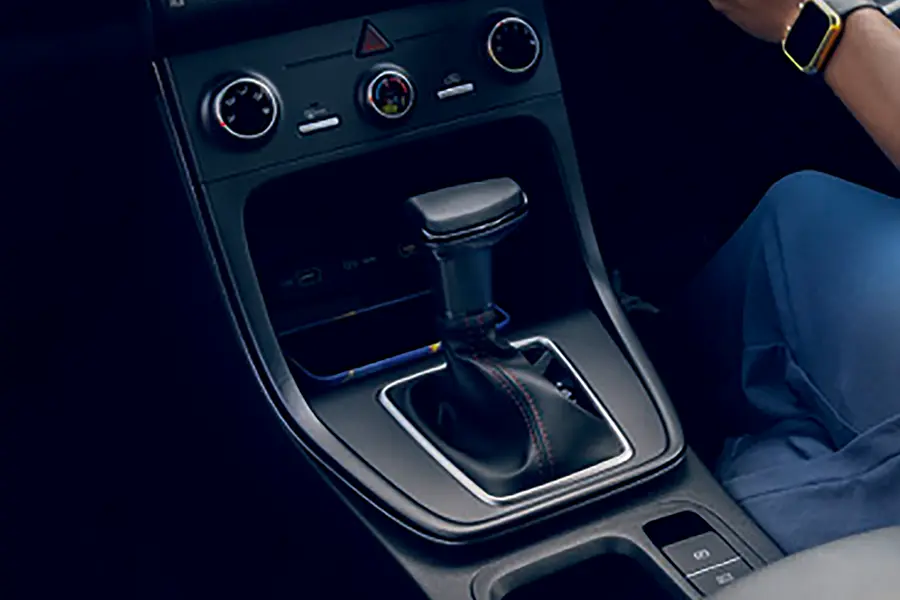 Creta_Interior 900 x 600 Wireless Charging