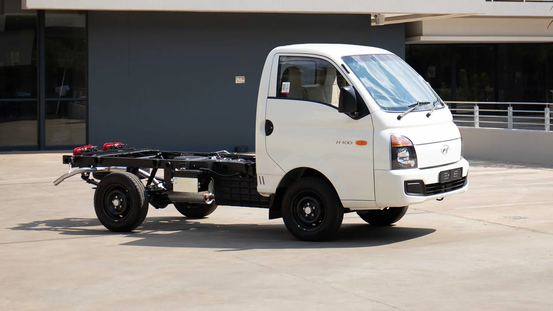 H-100 Chasis Cab_Gallery 1920 x 1080 02
