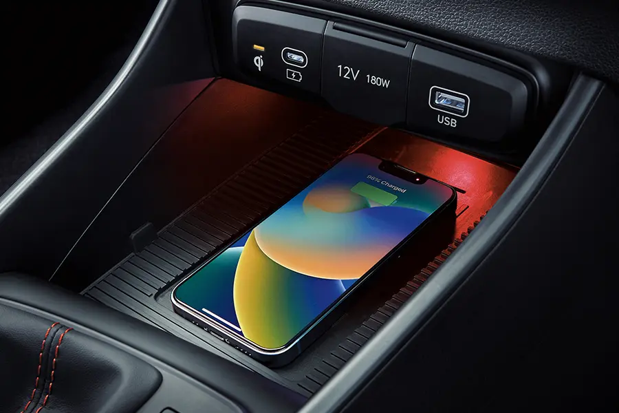i20_Interior 900 x 600 Phone Charging