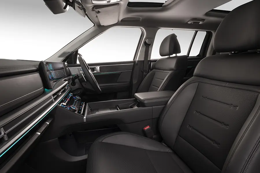 Santa Fe_Interior 900 x 600 Leather Seats