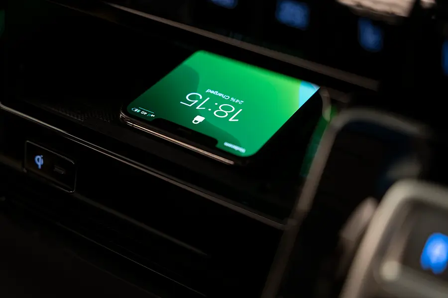 STARIA_Interior 900x600 Charging Phone